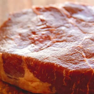 Close-up picture of beef on a cutting board