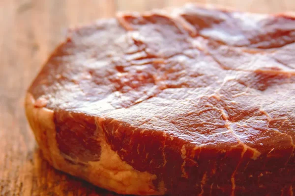 Close-up picture of beef on a cutting board